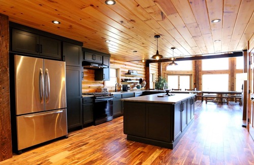 Thornton Casa | Book this perfect family getaway at this beautiful new modern log home in the White Mountains! CW81T