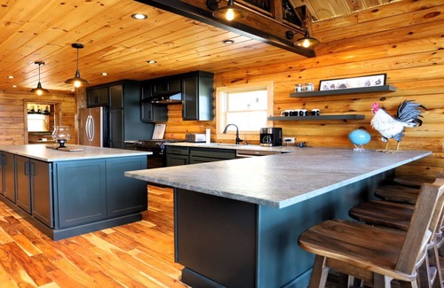 Thornton Casa | Book this perfect family getaway at this beautiful new modern log home in the White Mountains! CW81T