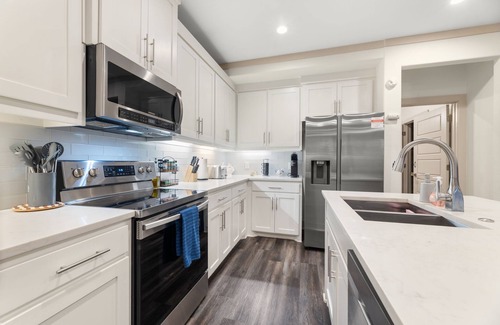 West Dallas Casa | BOOK TODAY! King Bed with Hot Tub, FirePit, BBQ, Large yard, Garage!