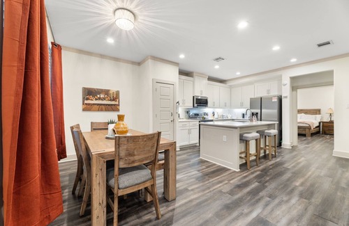 West Dallas Casa | BOOK TODAY! King Bed with Hot Tub, FirePit, BBQ, Large yard, Garage!