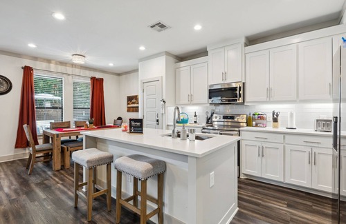 West Dallas Casa | BOOK TODAY! King Bed with Hot Tub, FirePit, BBQ, Large yard, Garage!