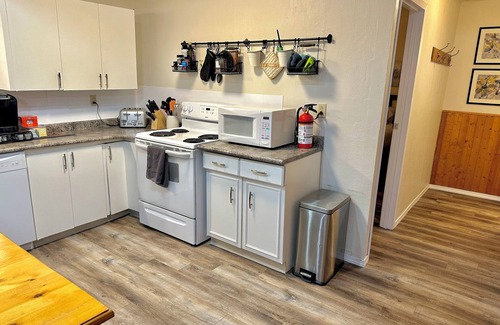 Lester Beach Cabina | Book Two Nights, Get Two Free! Cabin in Belair Properties