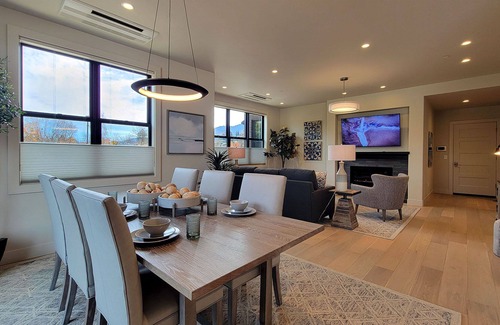 Historic Railroad District Condominio | BookStayHop - Suite Alexander -Downtown with Gorgeous Mountain Views