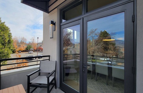 Historic Railroad District Condominio | BookStayHop - Suite Alexander -Downtown with Gorgeous Mountain Views