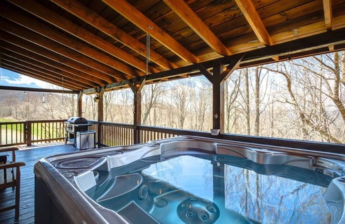 Zionville Cabina | Boone area Cabin with Hot Tub. Pet friendly!