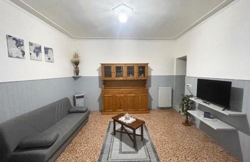 Le Piazze Apartamento | Borghetto house with 4 bedrooms, parking and WiFi