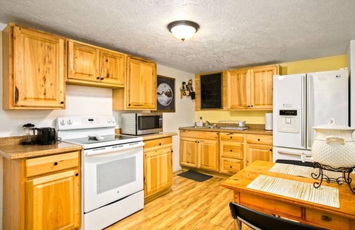 Central - Terry Apartamento | Bo’s Old West Abode with Hot Tub and Sauna