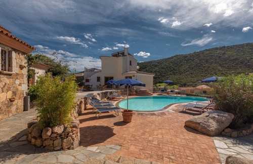 Tanaunella Apartamento | Bouganvillage Three-room apartment sleeps 6, WIFI, A.C