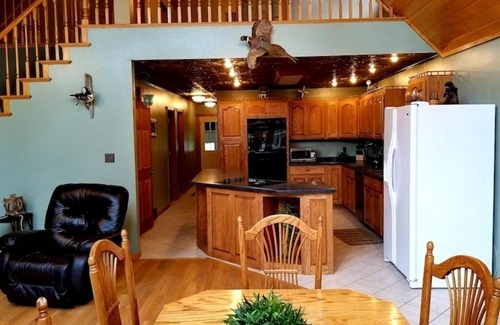 Lansing Cabina | Boulder Run Log Cabin w/ Hot Tub and Pool