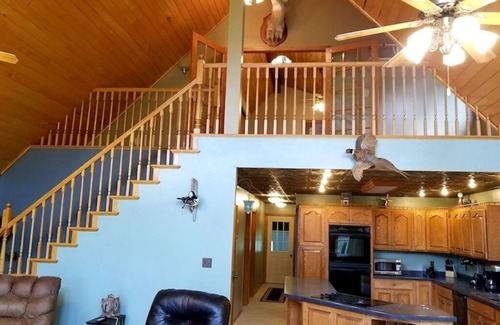 Lansing Cabina | Boulder Run Log Cabin w/ Hot Tub and Pool