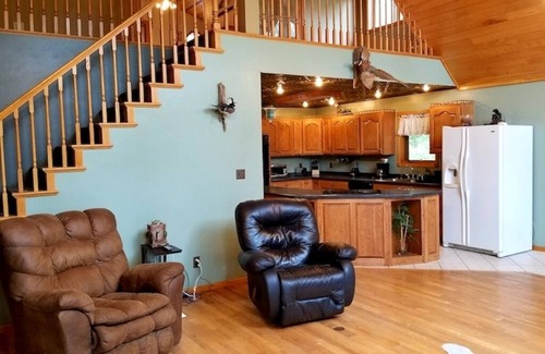 Lansing Cabina | Boulder Run Log Cabin w/ Hot Tub and Pool