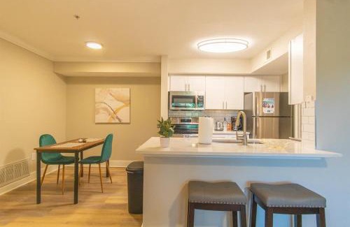 North Arlington Apartamento | Boulevard Stays Luxury 1BR King Suite Parking Pool