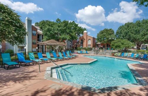 Irving Apartamento | Boulevard Stays Quiet 1BR King Suite Pool Gym Parking 01