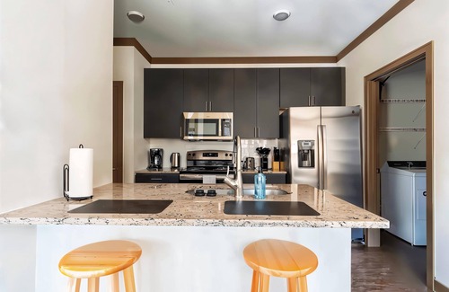 Middletown Apartamento | Boulevard Stays Stylish 1BR Secure Parking, Pool & Gym