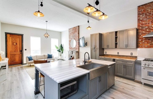 Smoketown Jackson Casa | Bourbon Trail-12ft Ceilings-Parking-Chef's Kitchen