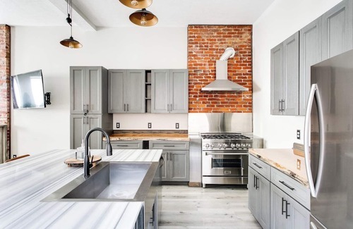 Smoketown Jackson Casa | Bourbon Trail-12ft Ceilings-Parking-Chef's Kitchen