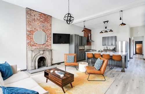 Smoketown Jackson Casa | Bourbon Trail-12ft Ceilings-Parking-Chef's Kitchen