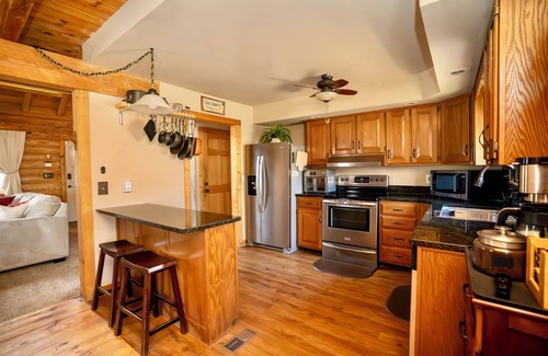 Mount Saint Francis Cabina | Bourbon Trail Cabin Sleeps 10 A+ Rated Comfort Spacious & Secluded Retreat