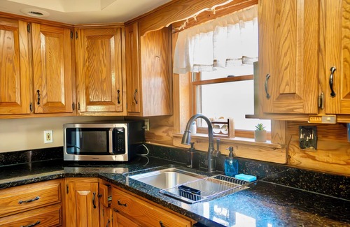 Mount Saint Francis Cabina | Bourbon Trail Cabin Sleeps 10 A+ Rated Comfort Spacious & Secluded Retreat