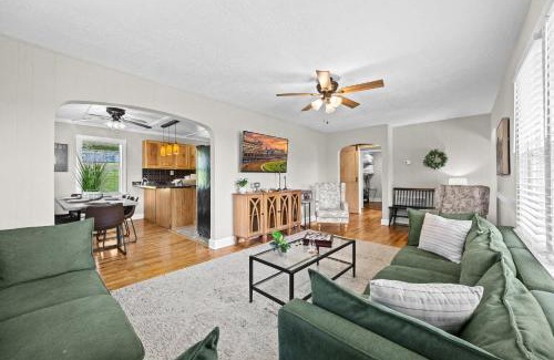 Waddy Casa | Bourbon Trail Getaway Jacuzzi Tub Scenic Views