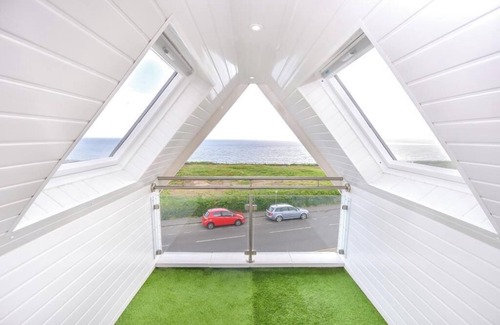 Boscombe Apartamento | Bournecoast: Modern clifftop apartment with panoramic sea views by beach -FM6184