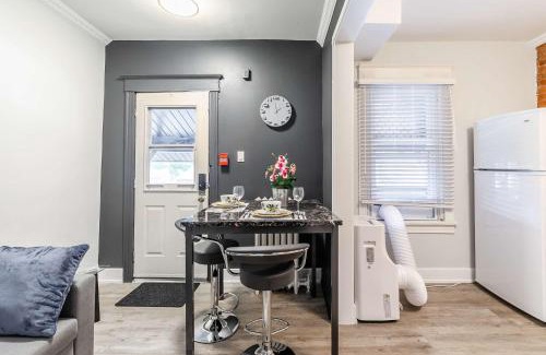 Central Hamilton Apartamento | Boutique 2BR Apartment on James St North Sleeps 6