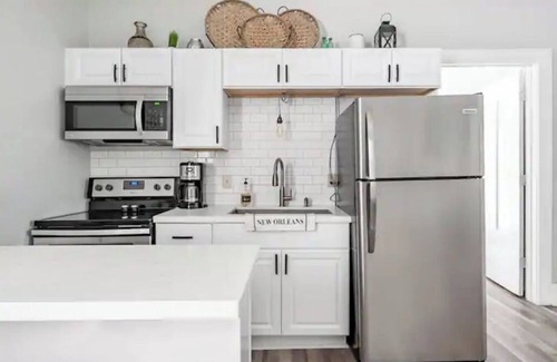Uptown Historic District Condominio | Boutique Artsy Well Lit Retro & Trendy Uptown Tranquility