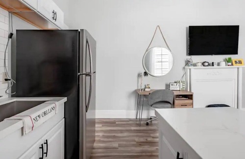 Uptown Historic District Condominio | Boutique Artsy Well Lit Retro & Trendy Uptown Tranquility