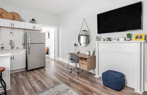 Uptown Historic District Condominio | Boutique Artsy Well Lit Retro & Trendy Uptown Tranquility