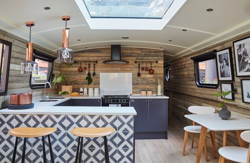 Hackney Alquiler De Eote | Boutique boat hotel moored on the Floating Pocket Park in West London.
