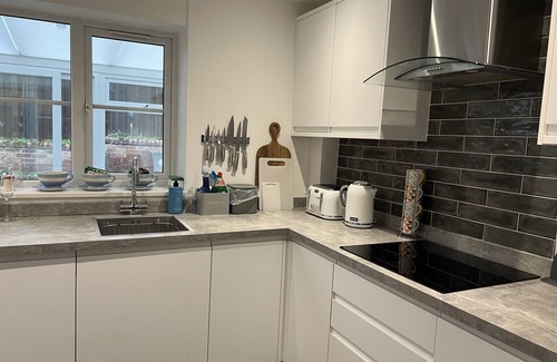 Exmouth Casa | Boutique coastal townhouse, parking & walking distance to beach, pets welcome