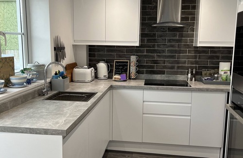 Exmouth Casa | Boutique coastal townhouse, parking & walking distance to beach, pets welcome