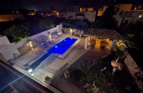 Lucugnano Casa | Boutique Courtyard Home & Loft with Pool & Garden