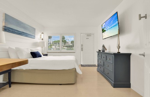 Deerfield Beach Hotel | Boutique Hotel Queen room w/ POOL, LOCATION! Walk to BEACH/Restaurants/Nightlife