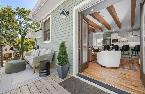 Cahal Street Group Casa | Boutique Luxury King Suite Spa Shower, Chef Kitchen, Fireplace, Walk to Dining