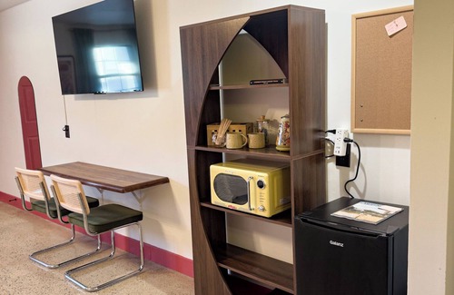Lawrenceburg Apartamento | Boutique Motel with cozy nature inspired mid century design