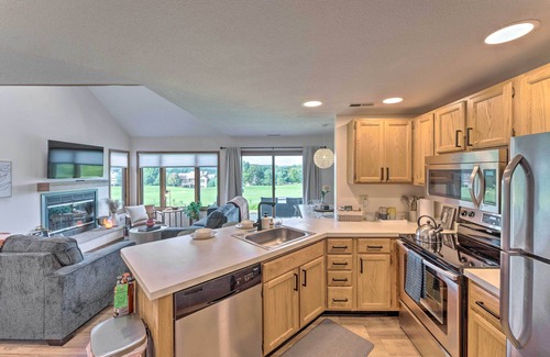 The Galena Territory Casa | Boutique townhome w/ fire pit, KING bed, mezzanine loft & golf views!