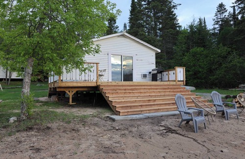 Sioux Narrows Nestor Falls Cabina | Bowerbird Beach Camp Cabin #4