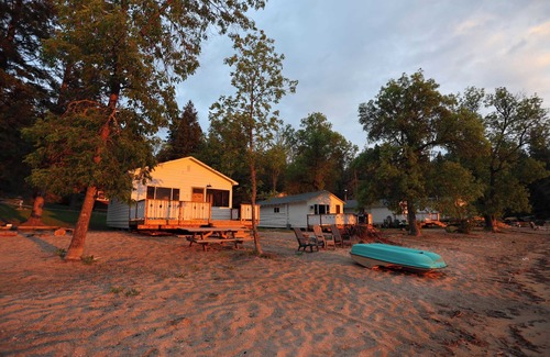 Sioux Narrows Nestor Falls Cabina | Bowerbird Beach Camp Cabin #4