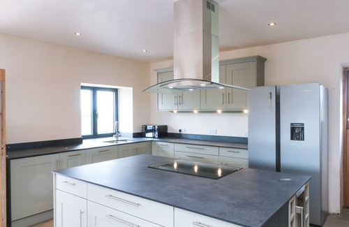 Lancaster Casa | BOWLAND BARN, pet friendly, with hot tub in Lancaster