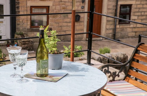 Oxenhope Cabaña | BOX TREE COTTAGE, pet friendly, character holiday cottage in Oxenhope