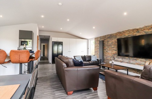 Wennington Cabaña | BOX TREE ESCAPES, family friendly, with hot tub in Kirkby Lonsdale