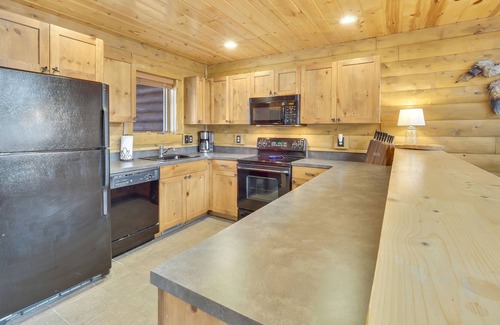 Boyne Falls Cabina | Boyne Mountain Cabin w/ garage close to golf, ski in/out clean, cozy & stylish!