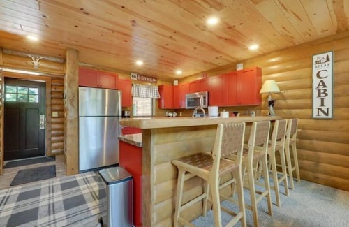 Boyne City Cabina | Boyne Mountain Cabin Upscale/Cozy Close to Golf, Ski In/Out 4-bedroom w/Hot Tub