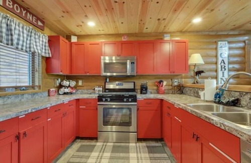Boyne City Cabina | Boyne Mountain Cabin Upscale/Cozy Close to Golf, Ski In/Out 4-bedroom w/Hot Tub