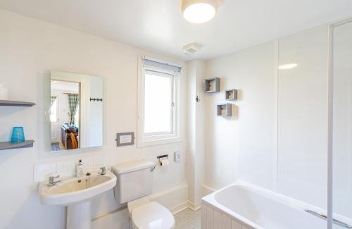 East Lewiston Casa | Bracken Lodge 16 with Hot Tub