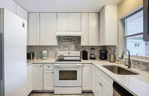 Bayshore Gardens Casa | Bradenton 5BR/2BA HEATED POOL & Mini Putt
