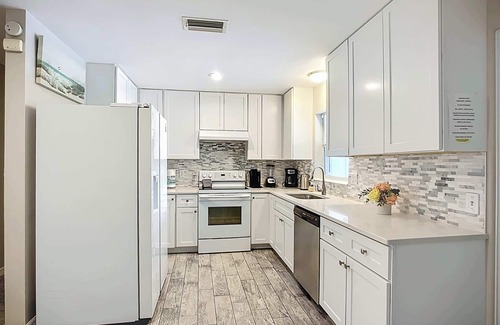 Bayshore Gardens Casa | Bradenton 5BR/2BA HEATED POOL & Mini Putt