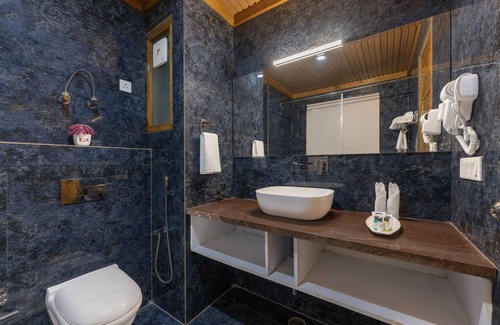 Ghiyagi Hotel | Bradhi - Echor Riverside Resort Jibhi