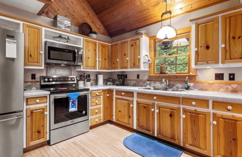 Thompsonville Casa | Bradley's Bend Trout Fishing Riverfront Log Cabin